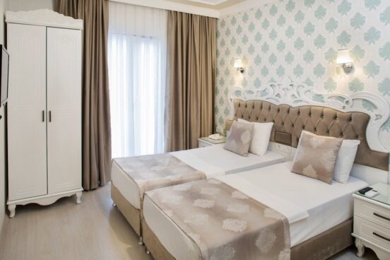 DELUXE NEWPORT HOTEL